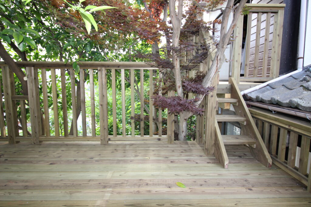 後付け　車庫上　デッキ　バルコニー　木製階段　木製ステップ　町田市