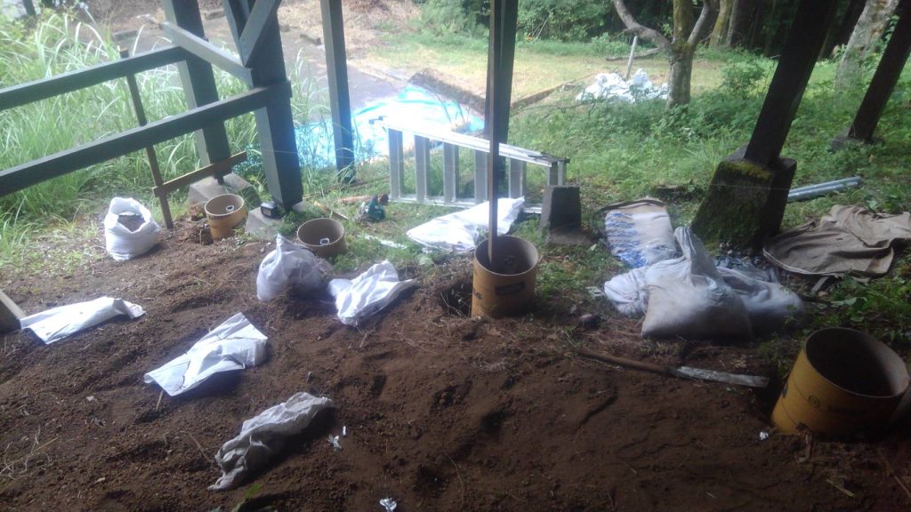 高耐久処理木材で作る 斜面地バルコニーの基礎の一例