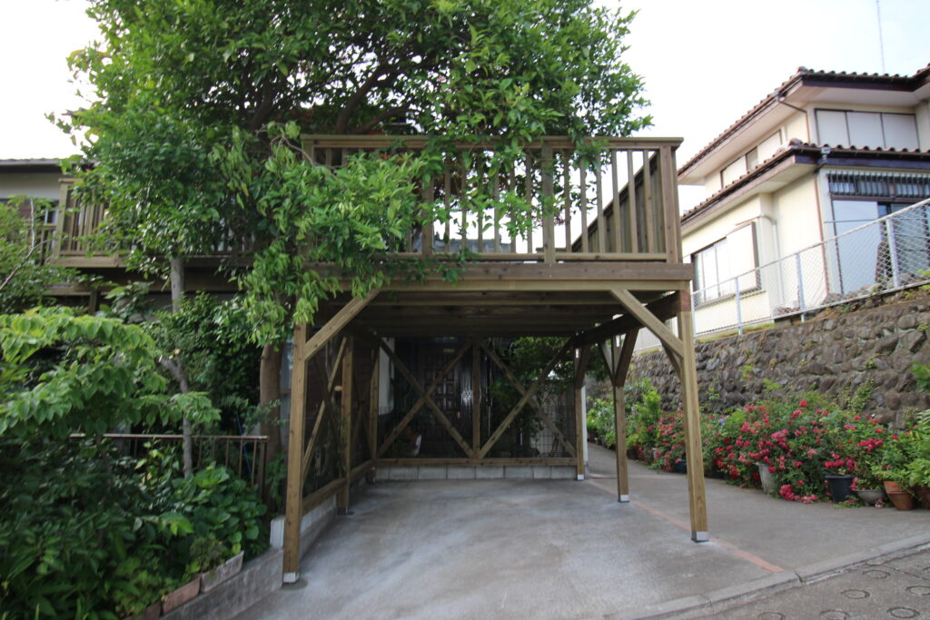 傾斜地　斜面地　ガレージデッキ　防腐した国産杉　東京都町田市