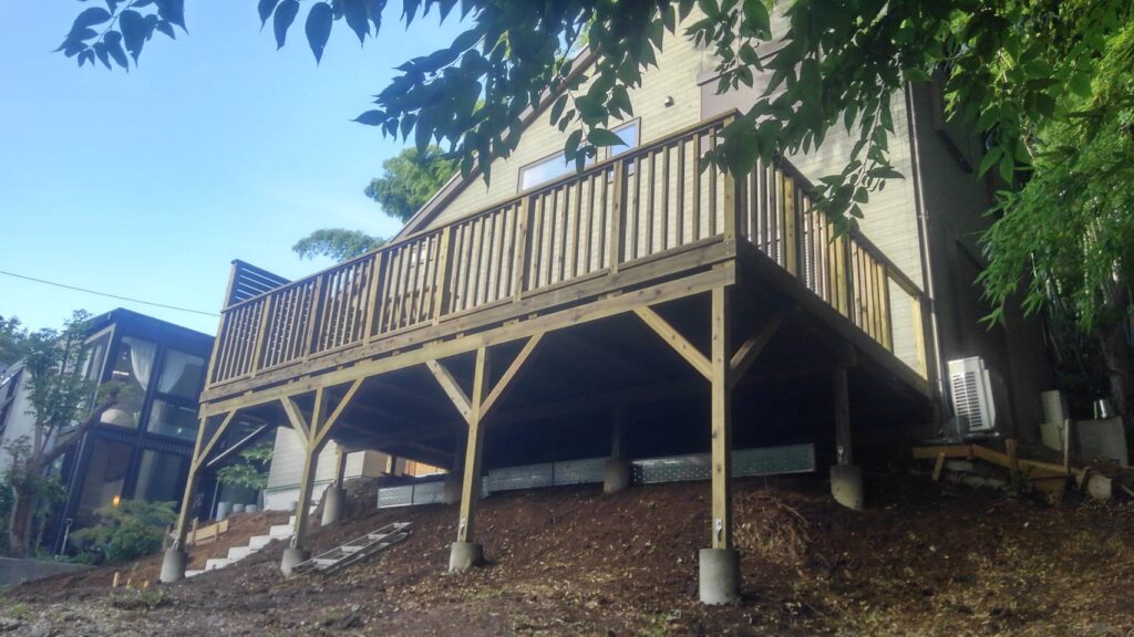 縦桟と横桟を組み合わせたデザインフェンス 斜面バルコニー 横浜市青葉区