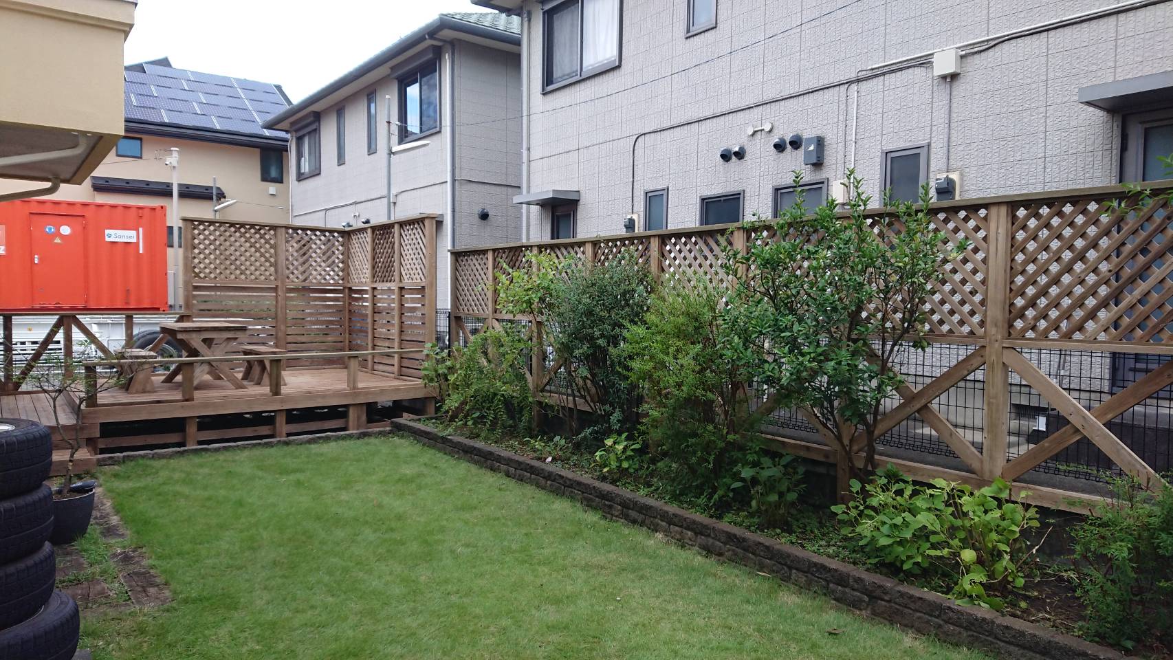 12年前に施工したデッキやフェンスを洗浄したところ。きれいさが蘇ります。天然木デッキの良い点