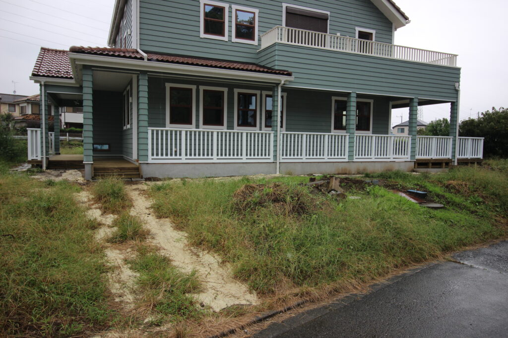 玄関回りのウッドフェンスは白く塗装し、建物とマッチさせました。明るい雰囲気。ずっと使える長持ち木材。町田市