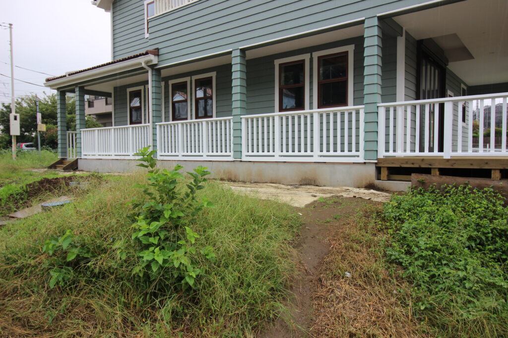 玄関前からデッキに続くアプローチの白いフェンスは腐りにくい天然木製。フルオーダーなのでデザインは自由自在東京都　町田市