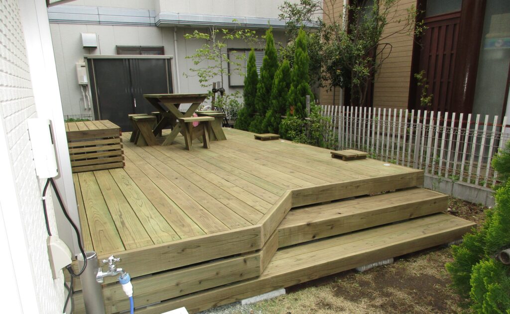 ウッドデッキと幅広階段、室外機カバー お手入れ簡単 本物の木 腐りにくい木 旭区