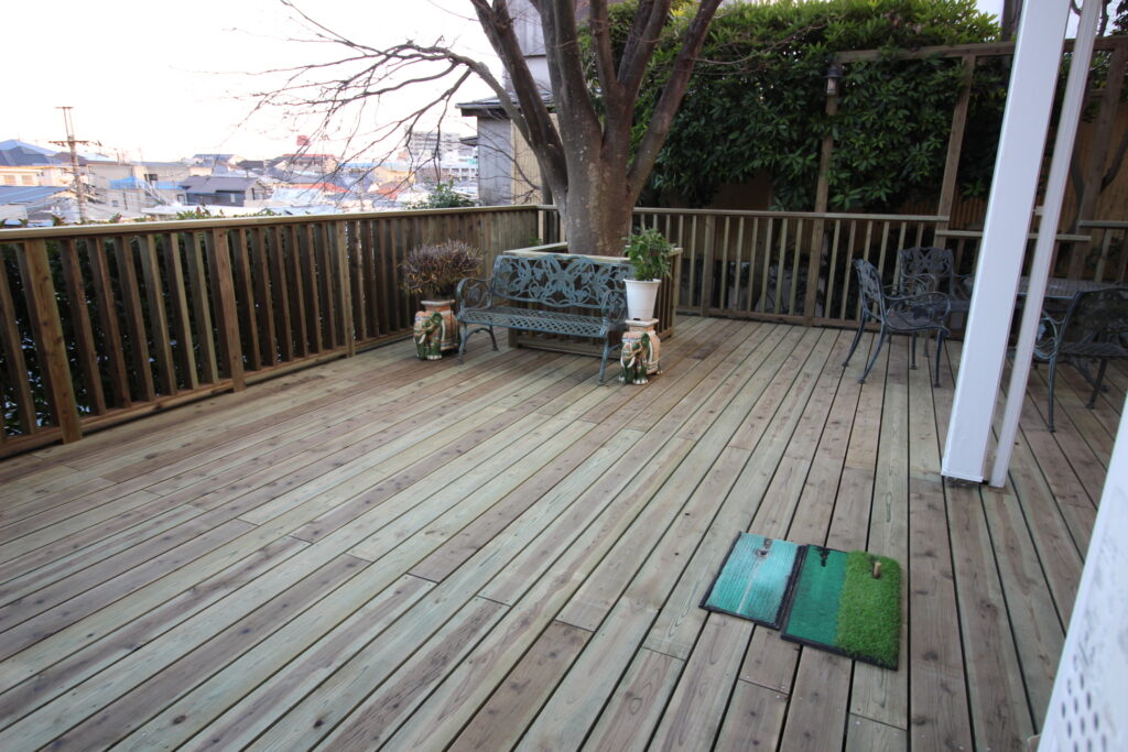 縦桟フェンス　斜面地デッキ　シンボルツリーのある家　加圧注入　川崎市宮前区