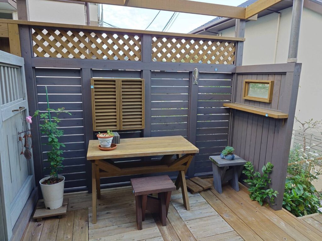 ウッドデッキと多色使いのウッドフェンス　横浜市青葉区