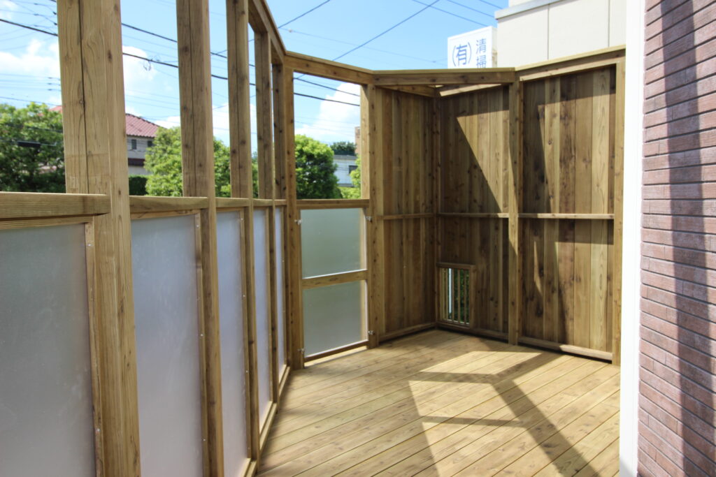 フェンスにポリカーボネイト平板を使った木製車庫上デッキ 腐りにくい材木　人工木ではない　さいたま市の施工例