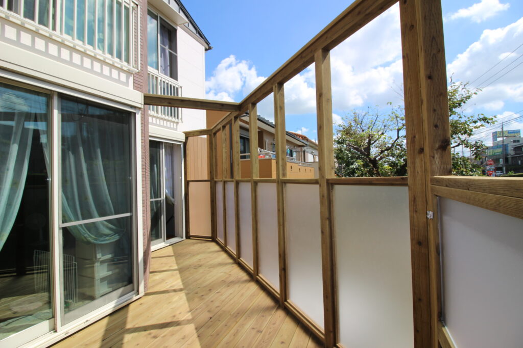 変形車庫上デッキ　フェンスにポリカーボネイト平板を使った木製バルコニー　さいたま市の施工例