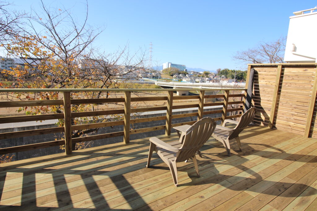 見晴らしがよいウッドデッキ 腐りにくい材木 特許取得 藤沢市