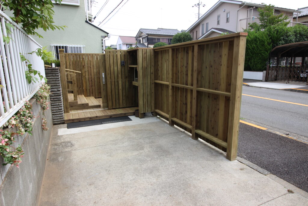 屋外木製引き戸はそのまま玄関アプローチへと続きます。　目かくしフェンスも。いずれも腐りにくい材木でつくりました。　町田市