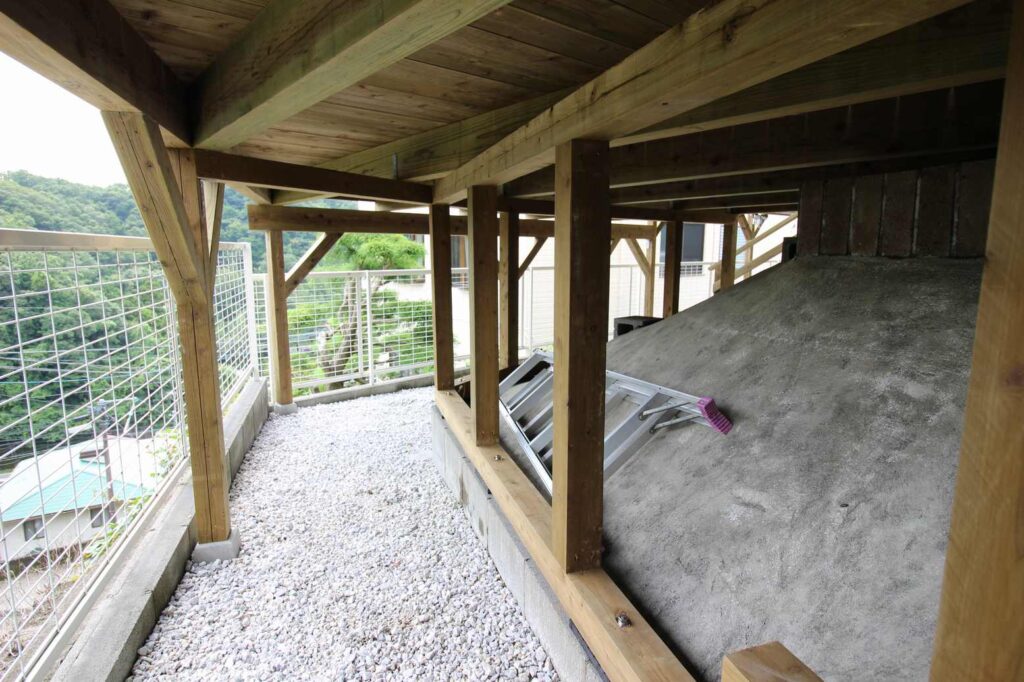 斜面地バルコニーの基礎の一例社員職人が施工した擁壁下の木製デッキ。高低差のある庭を快適に活用(旭区)"