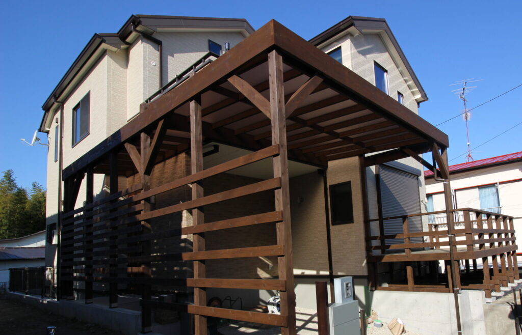 オリジナルデザインフェンスが個性的　屋根付き木製カーポート　川崎市麻生区