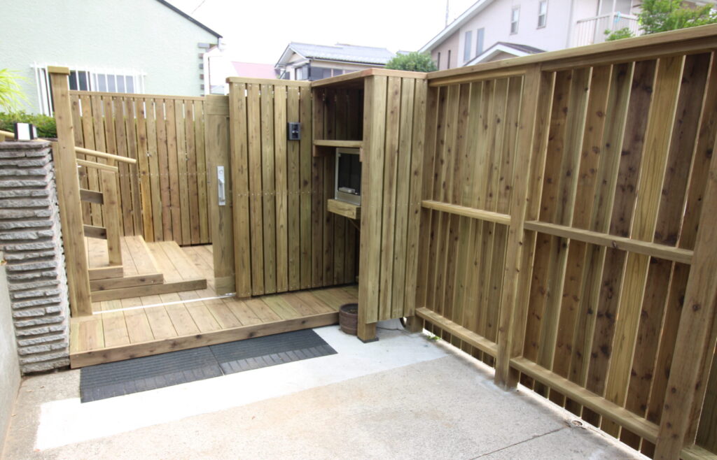 本物の木の縦桟フェンス 引き戸 階段 町田市