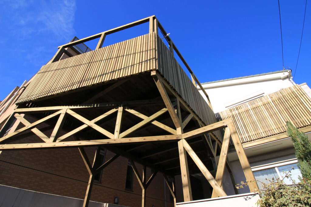 バルコニーデッキ 縦桟フェンス 腐りにくい木 横浜市緑区