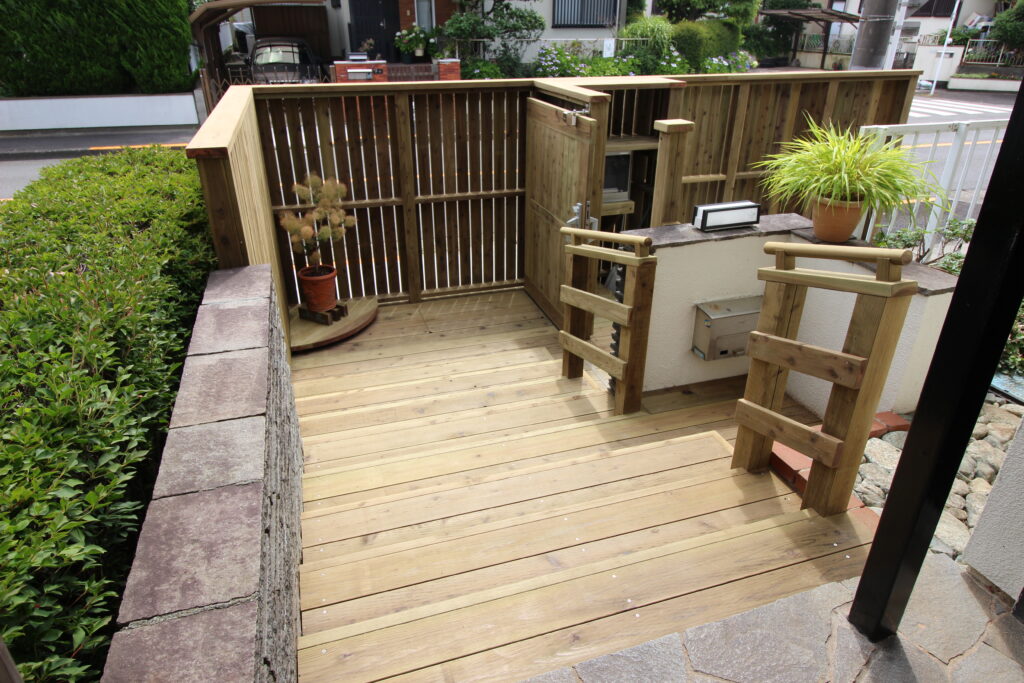 木製アプローチ、引き戸、　手すり。長持ち木材でフルオーダーです。　町田市