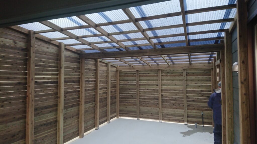 太陽光を取り込む　屋根付き木製カーポート兼作業場　調布市