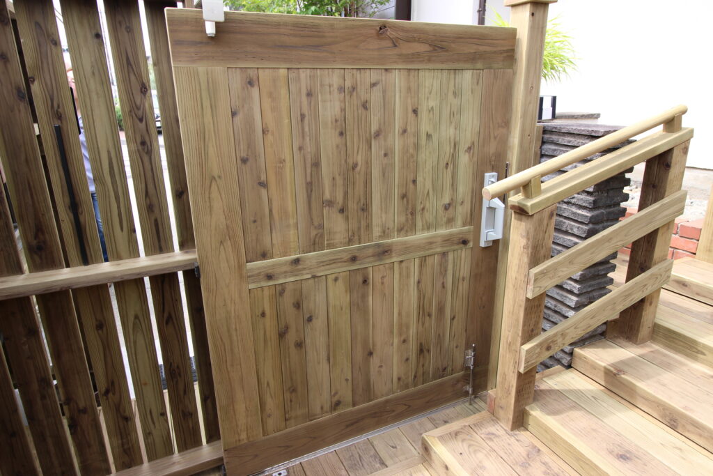 木製引き戸　車いす介護　腐りにくい材木でフルオーダー。町田市