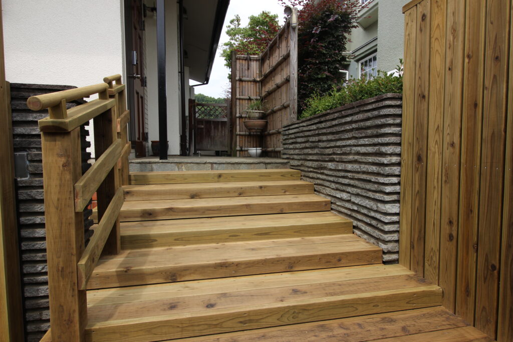 既存の階段を木製階段でカバーし、介護しやすいように段差を浅くしました。腐りにくい材木を使用。町田市