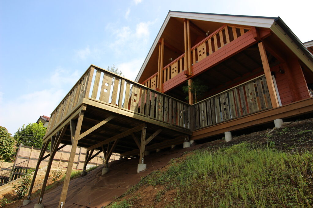 ログハウス風　傾斜のある土地　バルコニー　多摩市