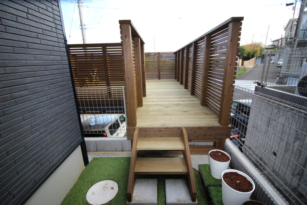 車庫上デッキ 側桁階段 高耐久処理木材 町田市