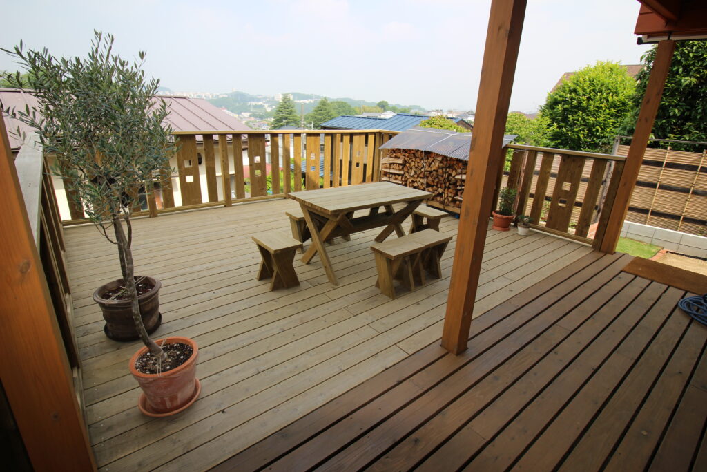 デザイン性のあるフェンス　斜面地　バルコニー　塗装　多摩市