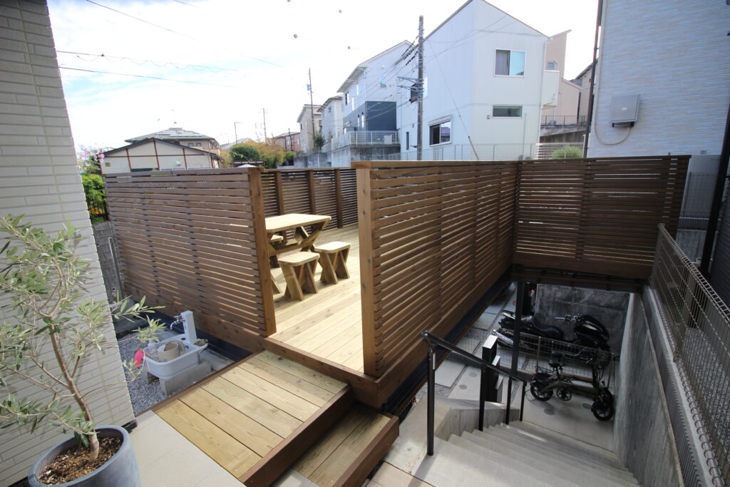 玄関ポーチから車庫上デッキへ　ステップ　アプローチ　町田市