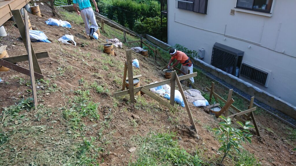 斜面地にバルコニーの基礎を工事をする様子 神奈川県横浜市