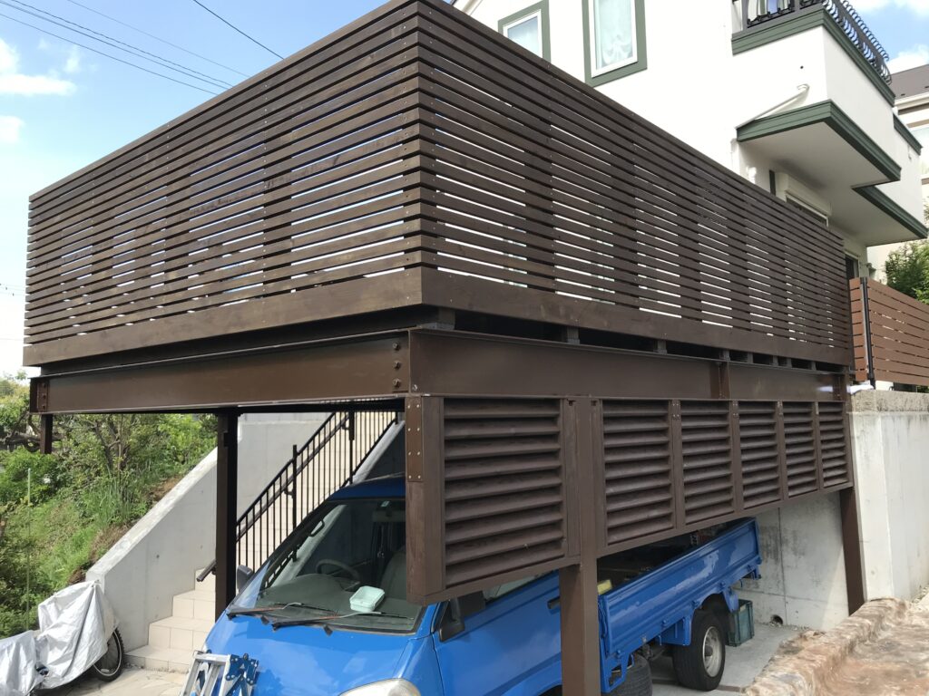 こげ茶に塗装した鉄骨併用車庫上デッキ　横浜市青葉区