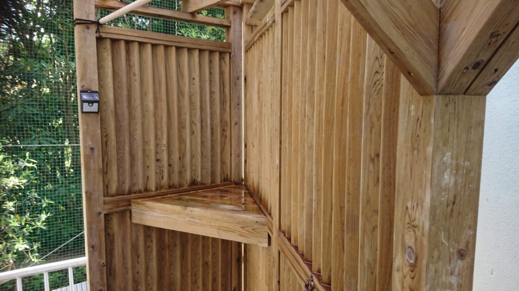 木製のルーバーフェンスと三角形の小さい棚 本物の木 茅ヶ崎市