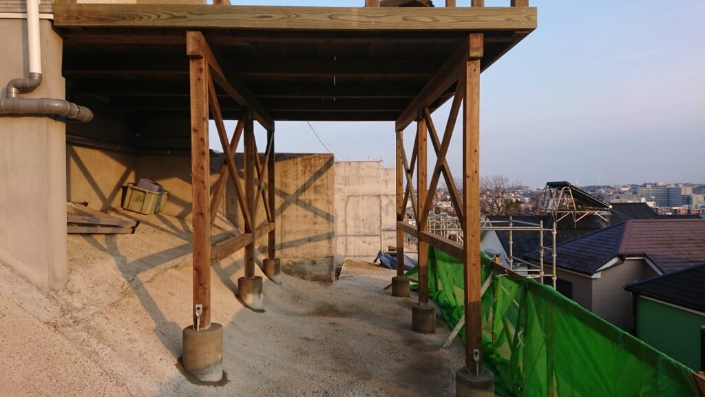 ボイド基礎工事 斜面地のバルコニー建築中