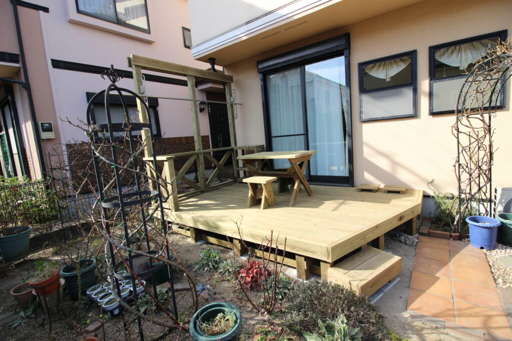 腐りにくい木のウッドデッキと植物 お手入れ簡単 鎌倉市