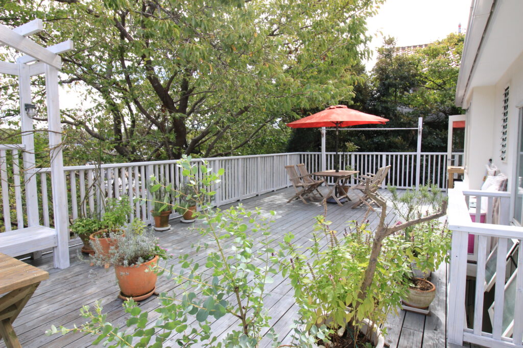 オリジナルデザイン　パーゴラ　ガーデンチェア　斜面地バルコニー　白塗装　鎌倉市