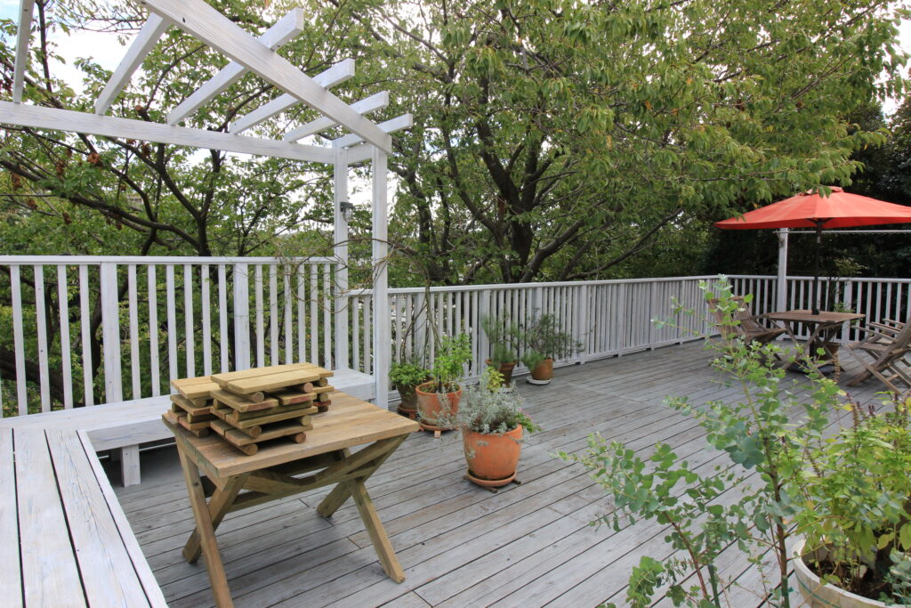 傾斜地バルコニーデッキ 縦桟フェンス 白塗装 腐りにくい木 鎌倉市