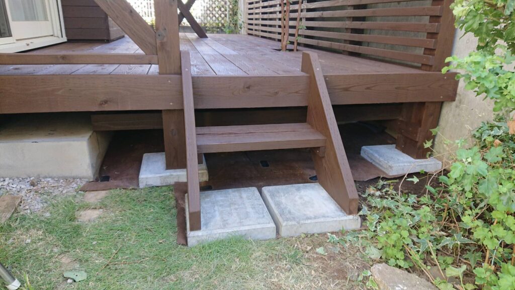 ウッドデッキの側桁階段 腐りにくい本物の木 横浜市緑区