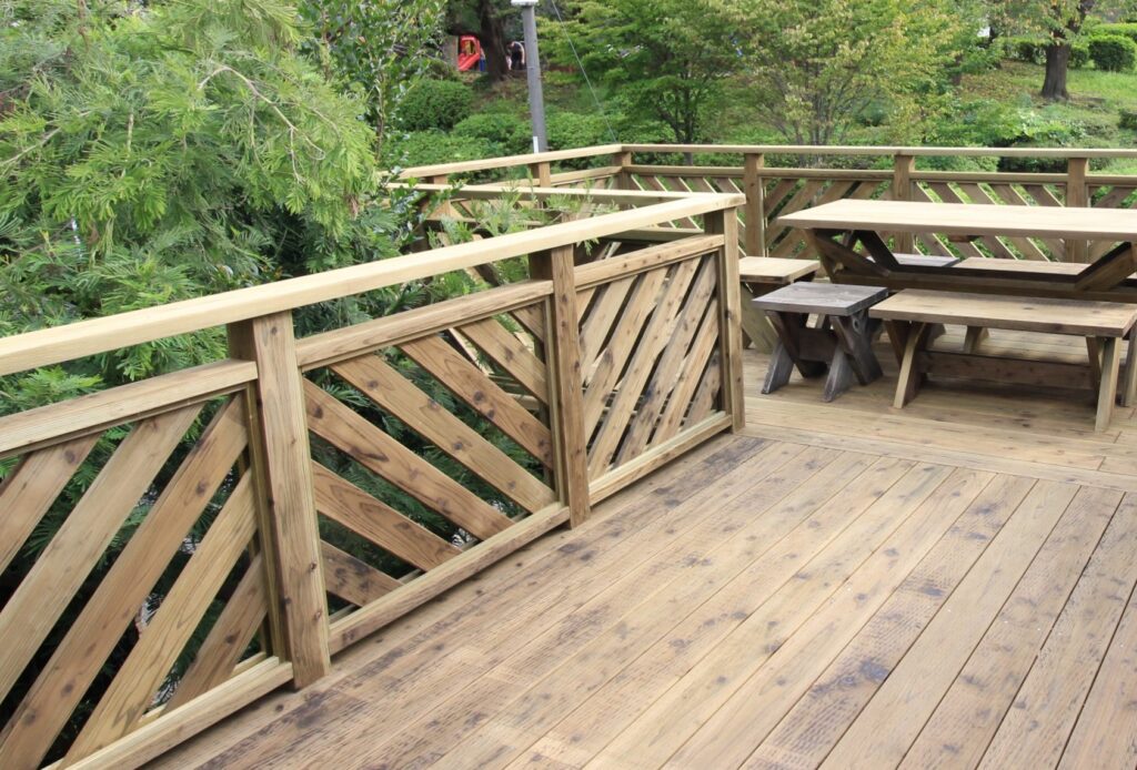 車庫上デッキ 斜め桟ウッドフェンス 腐りにくい杉 横浜市青葉区