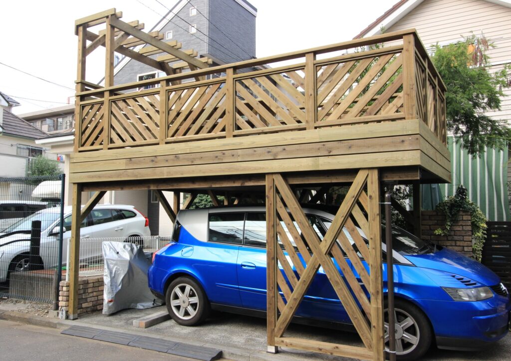 腐りにくい木の車庫上デッキ 斜め桟ウッドフェンス 横浜市青葉区