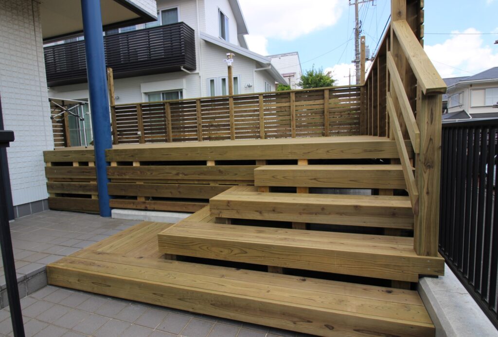 玄関から車庫上デッキへ　幅広ステップ　階段　川崎市麻生区