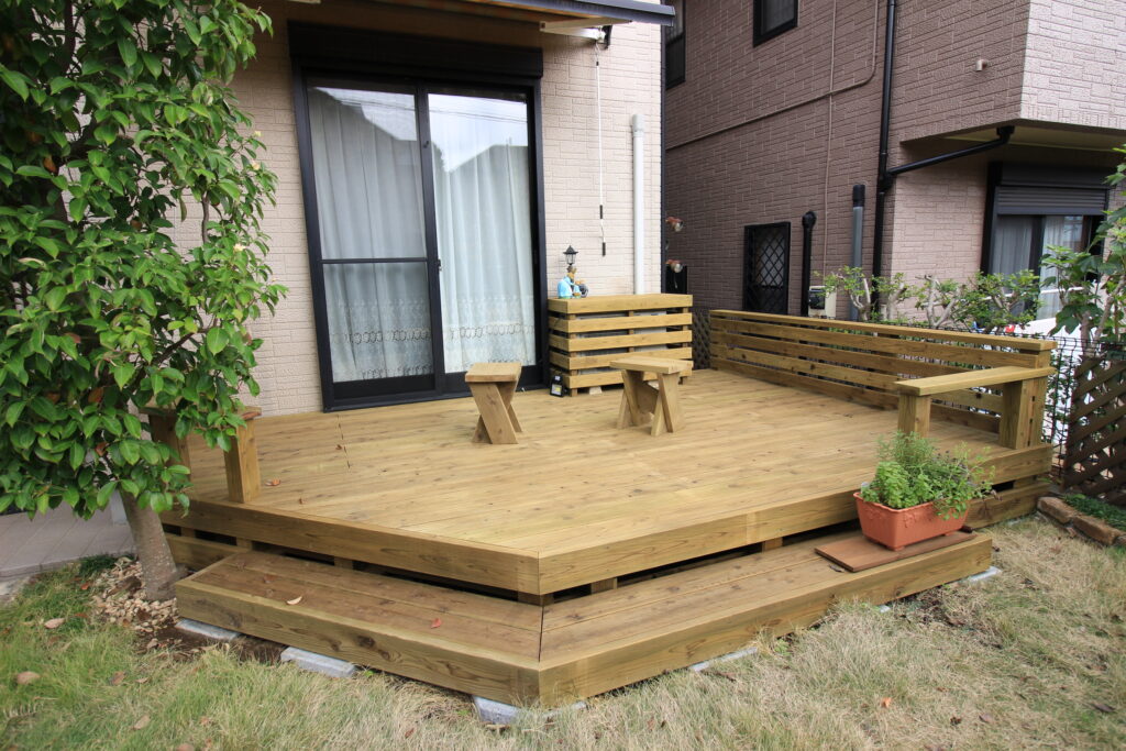 ウッドデッキと幅広ステップとウッドフェンス 長持ちする木 横浜市青葉区