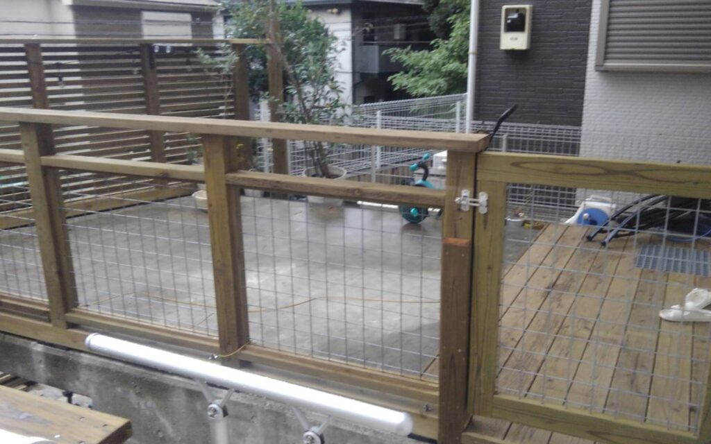 車庫上デッキ メッシュと組み合わせたウッドフェンス 防腐加工の木 横須賀市