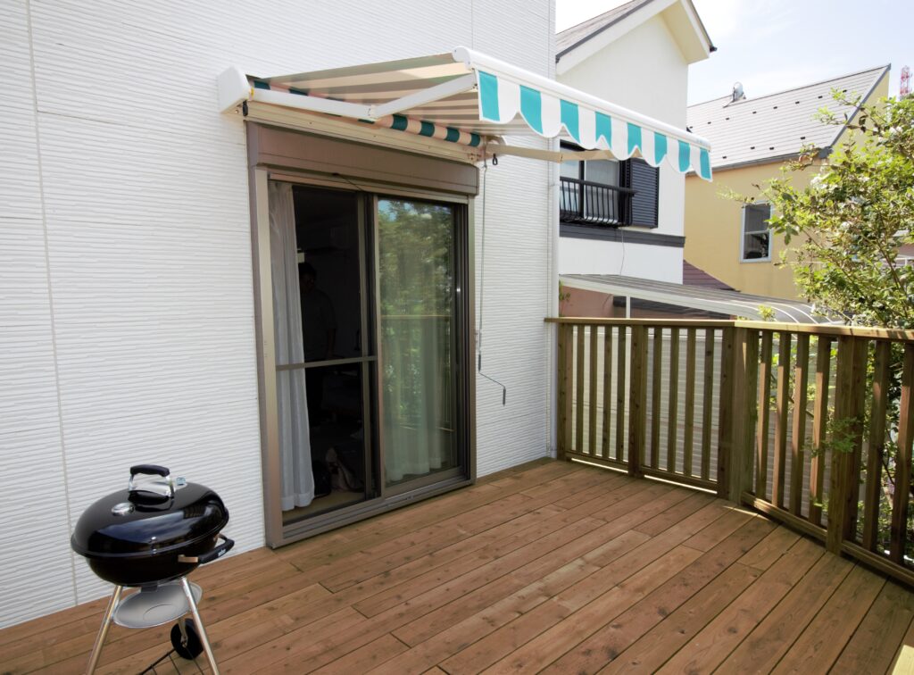 傾斜地デッキにストライプのオーニング　長持ちデッキ　天然木　横浜市青葉区