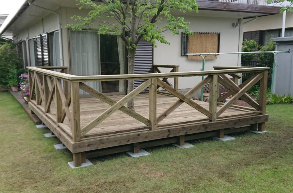 ウッドデッキクロスフェンス付き腐りにくい木材使用 町田市