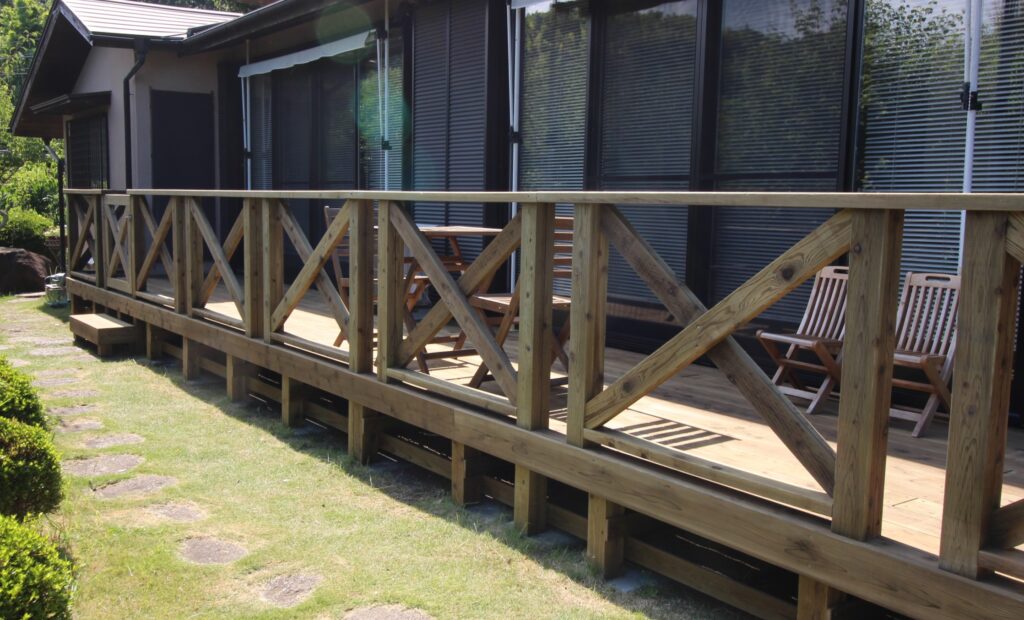 高耐久処理天然木ウッドデッキ クロスフェンス付き 伊東市