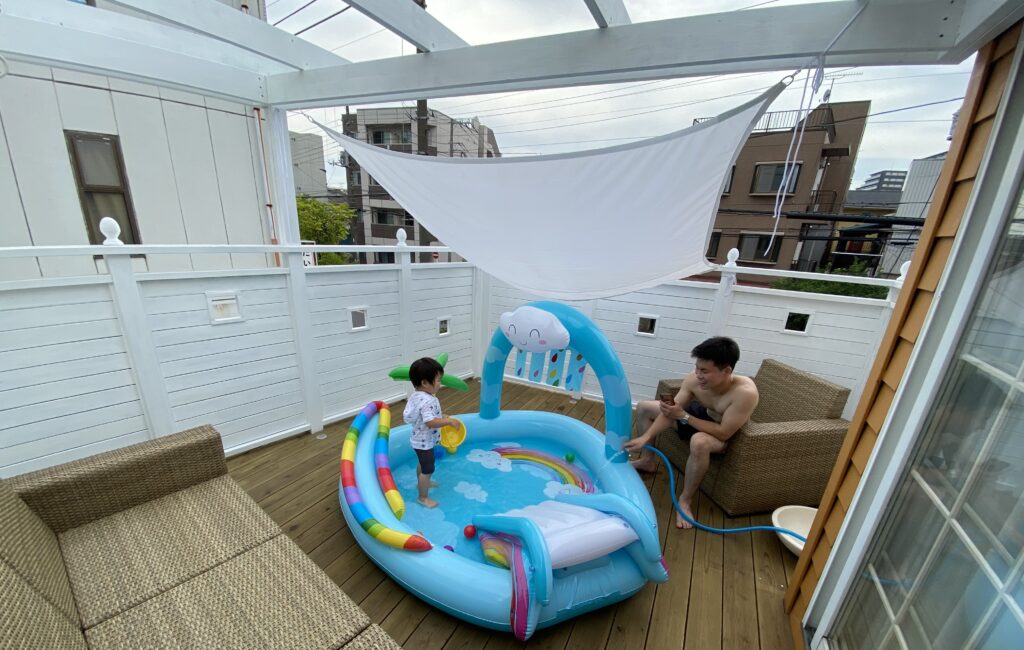 白いウッドデッキの上のパーゴラにシェード　本物の木でも20年使える　川崎区