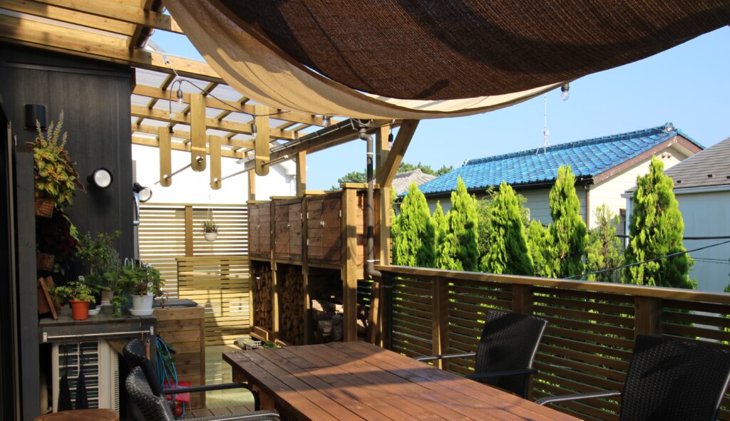 ウッドバルコニーの上のパーゴラにシェード　本物の木で長持ち　茅ヶ崎市