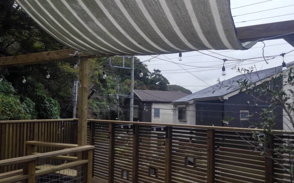 イルミネーション用電気　小窓付きデッキ　オリジナル　シェード　横須賀市