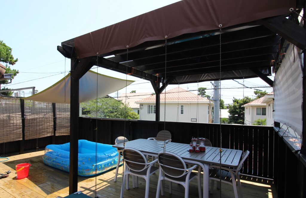パーゴラ屋根のあるガレージデッキ プール バーベキュー 茅ヶ崎市
