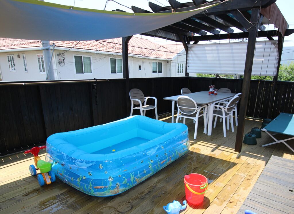 木製バルコニーの上のパーゴラにシェード　本物の木で長持ち　茅ヶ崎市