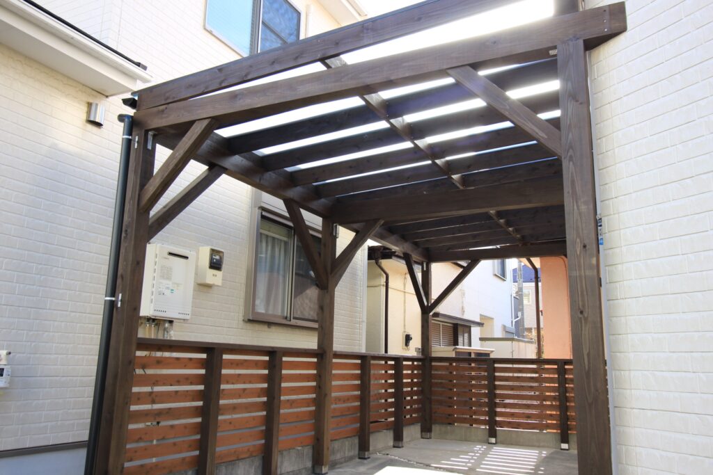 ツートンカラーの木製カーポート