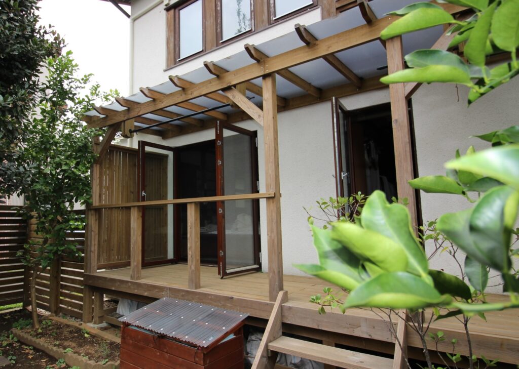 茅ヶ崎市のウッドデッキとパーゴラ 長持ちデッキ　草いにくい　天然木