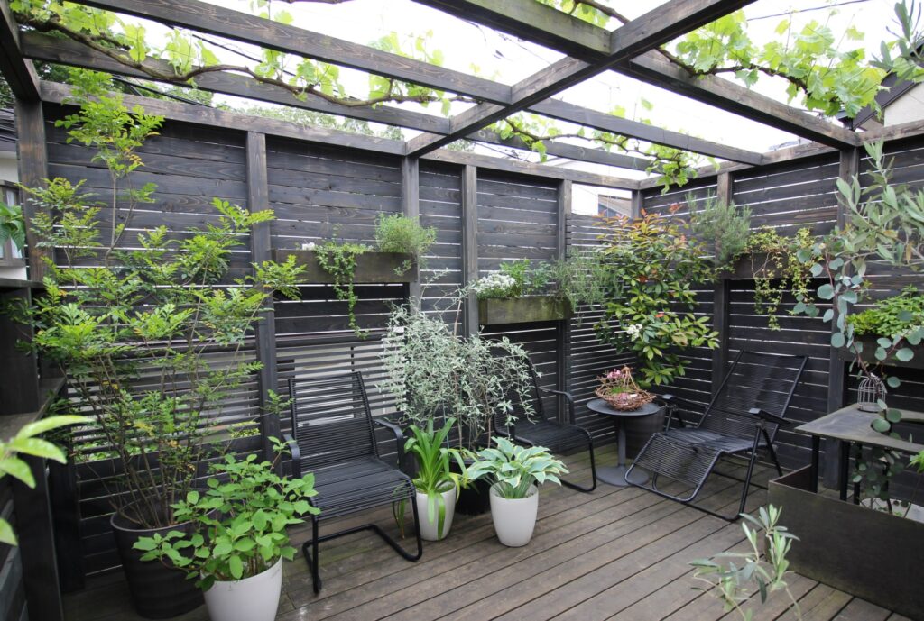 デザイン性のあるフェンスを調色したオイルステイン塗装　車庫上デッキ　世田谷区